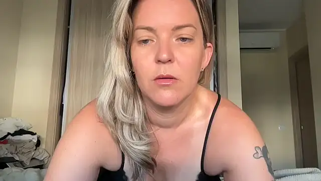 Snapshot of naughtyhollyxxxx chatting on 09-11-25, 08:03 naughtyhollyxxxx online show from 09-11-25, 08:03