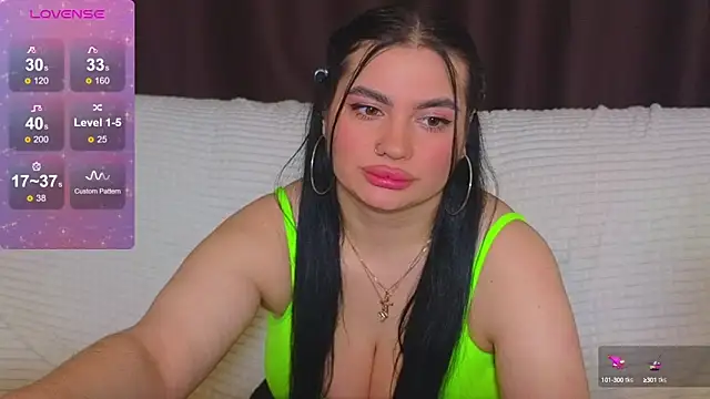 Snapshot of Nikki_Kardashian chatting on 01-30-25, 01:22 Nikki Kardashian online show from 01-30-25, 01:22