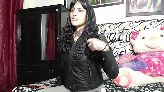 Snapshot of emma_onassis_17 chatting on 09-11-25, 01:17 emma onassis 17 online show from 09-11-25, 01:17