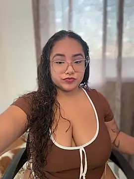 Snapshot of CurlyGirl_1 chatting on 06-24-26, 11:04 CurlyGirl 1 online show from 06-24-26, 11:04