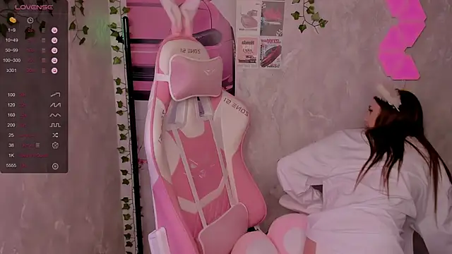 Snapshot of Polly__Hill chatting on 10-25-25, 09:39 Polly Hill online show from 10-25-25, 09:39