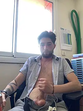 Snapshot of GuillaumebeauZizi chatting on 04-25-26, 02:58 GuillaumebeauZizi online show from 04-25-26, 02:58
