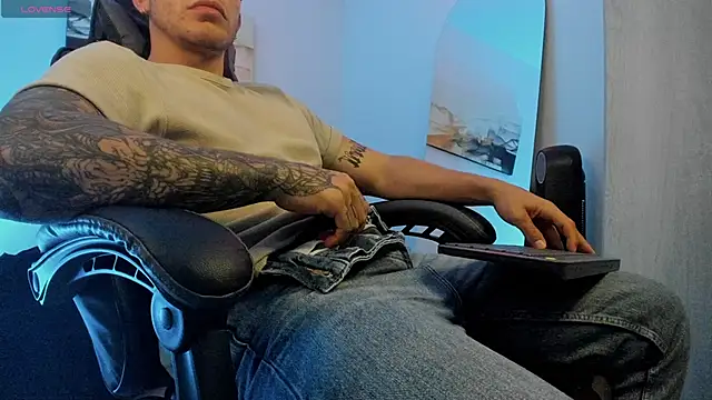 Snapshot of LucianSinclair chatting on 01-16-25, 03:23 LucianSinclair online show from 01-16-25, 03:23