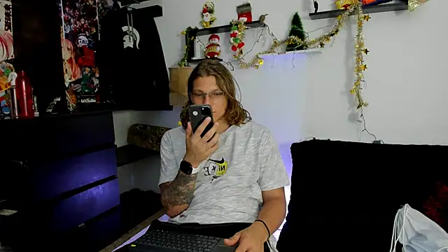 Snapshot of Tom_Krakow chatting on 12-19-24, 08:02 Tom Krakow online show from 12-19-24, 08:02