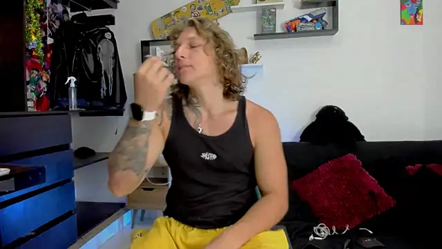 Snapshot of Tom_Krakow chatting on 01-09-25, 03:01 Tom Krakow online show from 01-09-25, 03:01