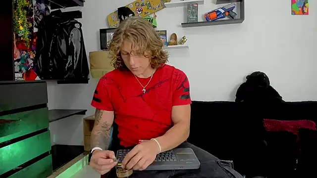 Snapshot of Tom_Krakow chatting on 01-10-25, 06:06 Tom Krakow online show from 01-10-25, 06:06