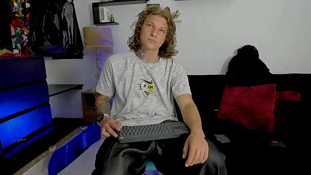 Snapshot of Tom_Krakow chatting on 01-11-25, 07:16 Tom Krakow online show from 01-11-25, 07:16