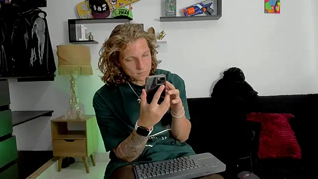 Snapshot of Tom_Krakow chatting on 01-13-25, 07:42 Tom Krakow online show from 01-13-25, 07:42