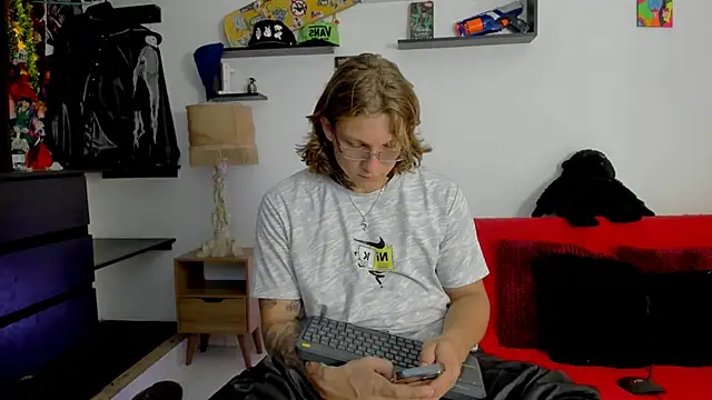 Snapshot of Tom_Krakow chatting on 01-16-25, 06:59 Tom Krakow online show from 01-16-25, 06:59