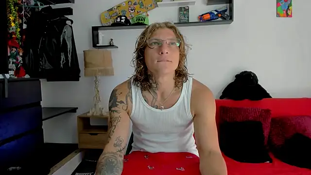 Snapshot of Tom_Krakow chatting on 01-18-25, 06:53 Tom Krakow online show from 01-18-25, 06:53