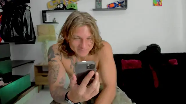 Snapshot of Tom_Krakow chatting on 01-21-25, 06:34 Tom Krakow online show from 01-21-25, 06:34