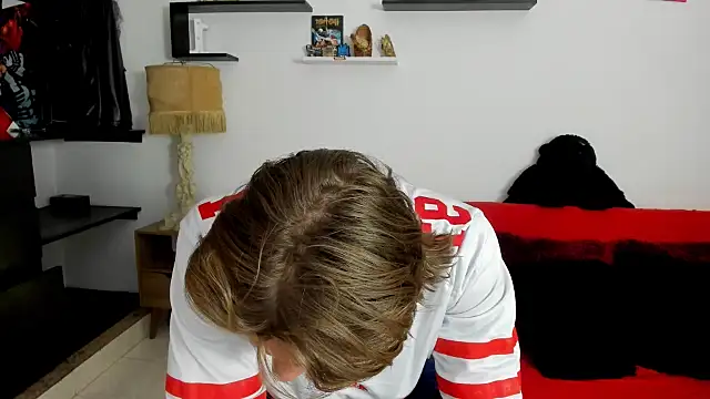 Snapshot of Tom_Krakow chatting on 02-20-25, 06:46 Tom Krakow online show from 02-20-25, 06:46