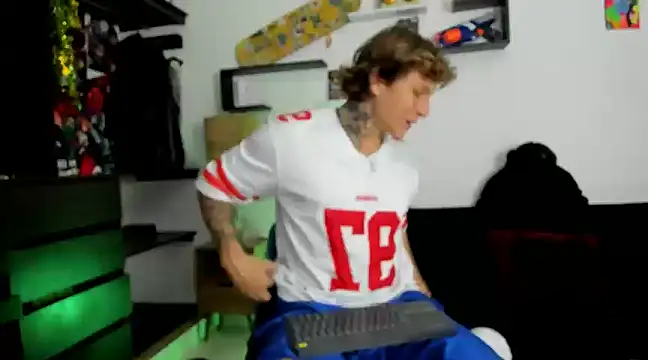 Snapshot of Tom_Krakow chatting on 02-24-25, 08:36 Tom Krakow online show from 02-24-25, 08:36