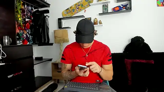 Snapshot of Tom_Krakow chatting on 02-25-25, 08:51 Tom Krakow online show from 02-25-25, 08:51