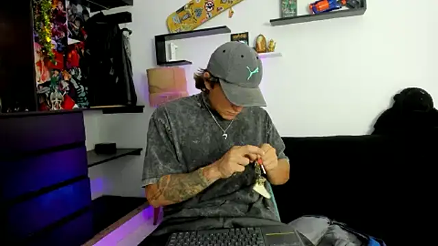 Snapshot of Tom_Krakow chatting on 03-10-25, 08:34 Tom Krakow online show from 03-10-25, 08:34