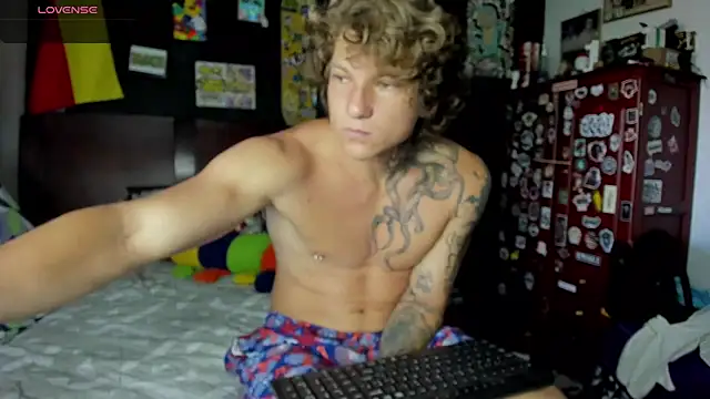 Snapshot of Tom_Krakow chatting on 09-09-25, 01:32 Tom Krakow online show from 09-09-25, 01:32