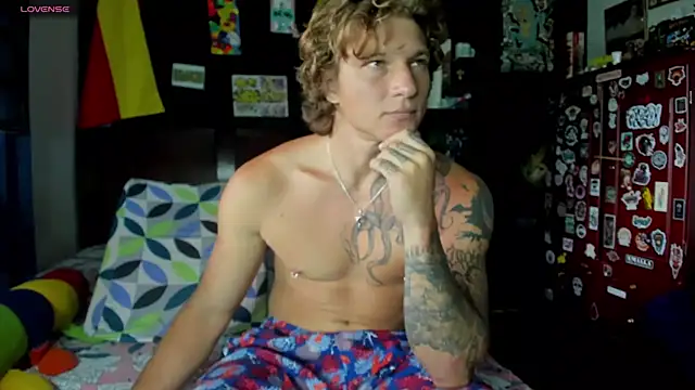 Snapshot of Tom_Krakow chatting on 09-18-25, 06:54 Tom Krakow online show from 09-18-25, 06:54