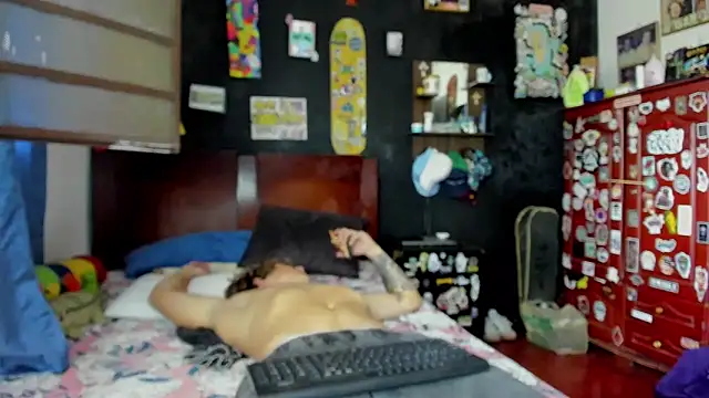 Snapshot of Tom_Krakow chatting on 09-29-25, 06:46 Tom Krakow online show from 09-29-25, 06:46