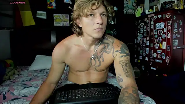 Snapshot of Tom_Krakow chatting on 10-01-25, 09:10 Tom Krakow online show from 10-01-25, 09:10