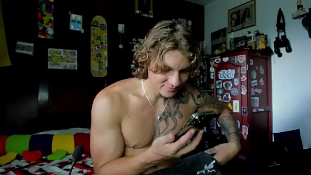 Snapshot of Tom_Krakow chatting on 10-24-25, 08:49 Tom Krakow online show from 10-24-25, 08:49