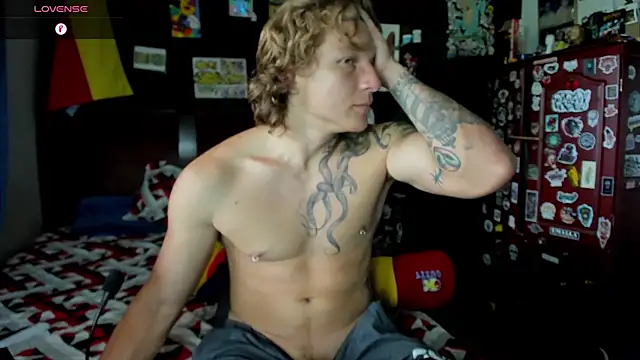 Snapshot of Tom_Krakow chatting on 11-05-25, 07:14 Tom Krakow online show from 11-05-25, 07:14