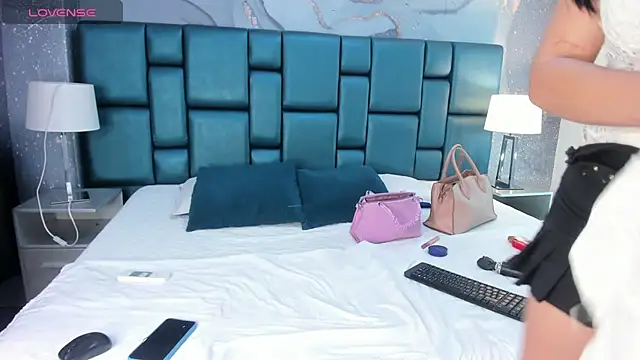 Snapshot of Nahomi_Wild chatting on 12-24-24, 06:50 Nahomi Wild online show from 12-24-24, 06:50