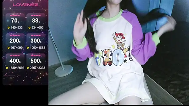 Snapshot of _Viviann_ chatting on 03-05-25, 04:02  Viviann  online show from 03-05-25, 04:02