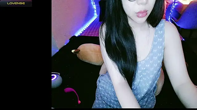 Snapshot of _Viviann_ chatting on 09-23-25, 04:10  Viviann  online show from 09-23-25, 04:10