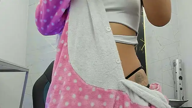 Snapshot of Cloeandtyfanny chatting on 10-29-25, 04:26 Cloeandtyfanny online show from 10-29-25, 04:26