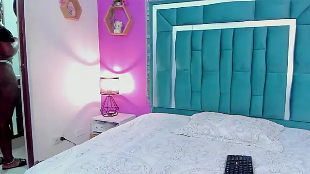 Snapshot of LORENSCOLLINS chatting on 12-17-25, 08:48 LORENSCOLLINS online show from 12-17-25, 08:48