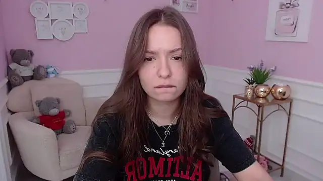 Snapshot of LucySkilar chatting on 09-25-25, 04:49 LucySkilar online show from 09-25-25, 04:49