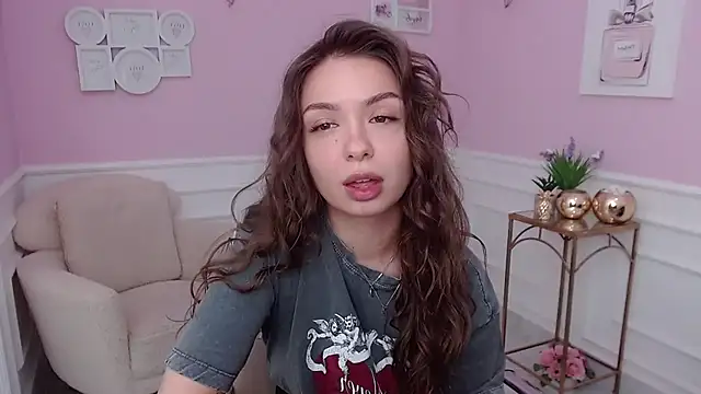 Snapshot of LucySkilar chatting on 10-02-25, 04:30 LucySkilar online show from 10-02-25, 04:30