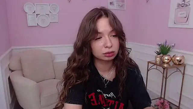 Snapshot of LucySkilar chatting on 10-06-25, 04:43 LucySkilar online show from 10-06-25, 04:43