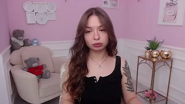 Snapshot of LucySkilar chatting on 10-20-25, 04:35 LucySkilar online show from 10-20-25, 04:35