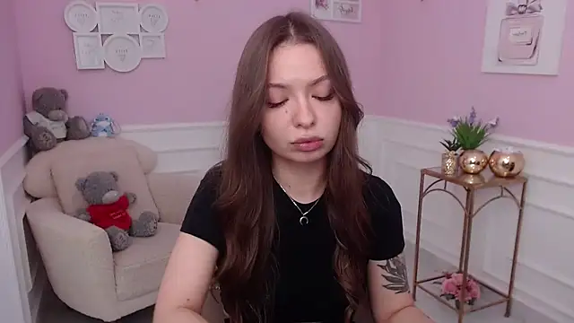 Snapshot of LucySkilar chatting on 10-21-25, 04:35 LucySkilar online show from 10-21-25, 04:35