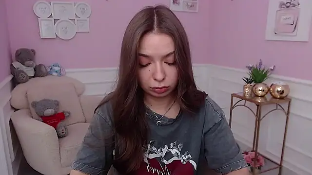 Snapshot of LucySkilar chatting on 10-23-25, 04:56 LucySkilar online show from 10-23-25, 04:56