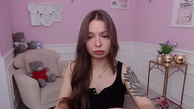 Snapshot of LucySkilar chatting on 10-26-25, 05:35 LucySkilar online show from 10-26-25, 05:35