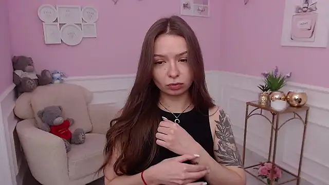 Snapshot of LucySkilar chatting on 11-18-25, 05:34 LucySkilar online show from 11-18-25, 05:34