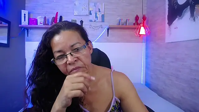 Snapshot of MaturePure chatting on 10-10-25, 09:25 MaturePure online show from 10-10-25, 09:25