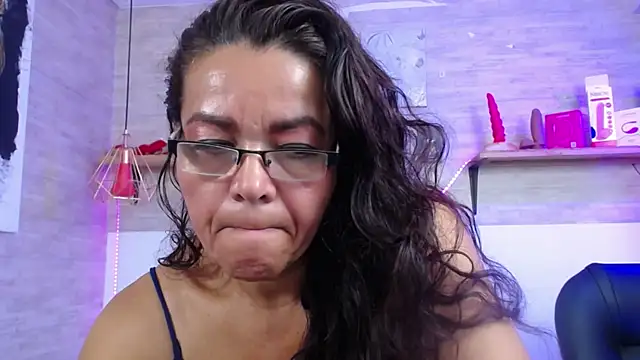 Snapshot of MaturePure chatting on 10-15-25, 01:06 MaturePure online show from 10-15-25, 01:06