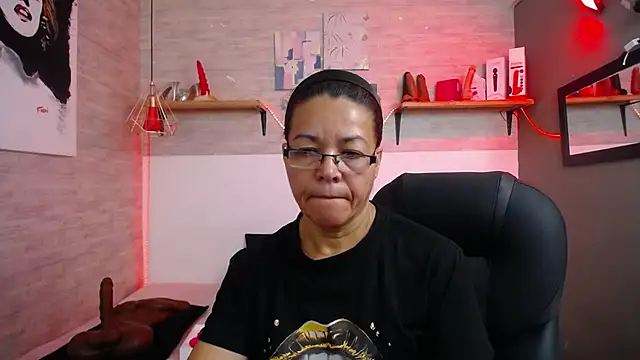 Snapshot of MaturePure chatting on 10-20-25, 08:31 MaturePure online show from 10-20-25, 08:31