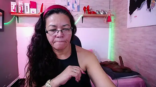 Snapshot of MaturePure chatting on 11-15-25, 09:00 MaturePure online show from 11-15-25, 09:00