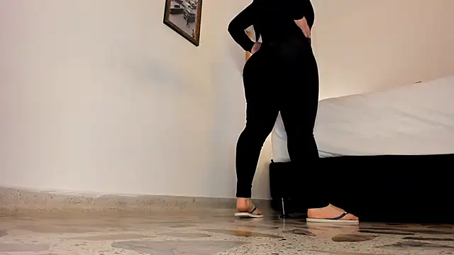 Snapshot of leslie_k chatting on 03-11-25, 06:00 leslie k online show from 03-11-25, 06:00