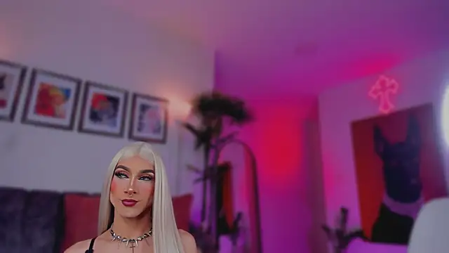 Taylor  foxxx online show from 11-20-25, 05:18