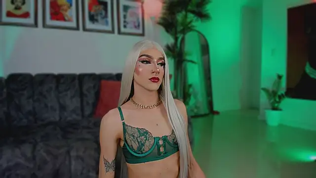 Taylor  foxxx online show from 12-17-25, 05:57