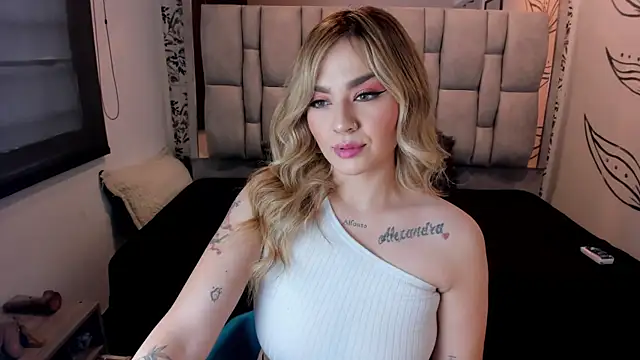 Snapshot of KataHot_ chatting on 11-12-25, 08:19 KataHot online show from 11-12-25, 08:19