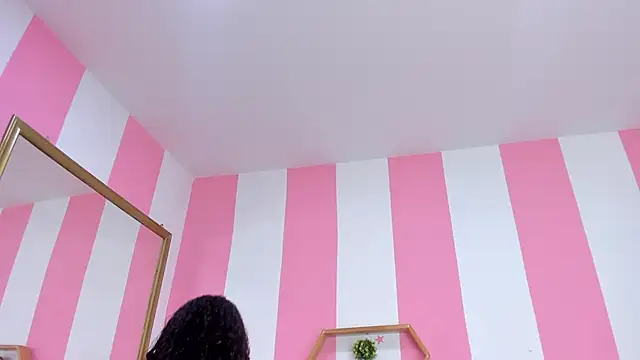 ISABELLA 020 online show from 04-21-26, 12:00