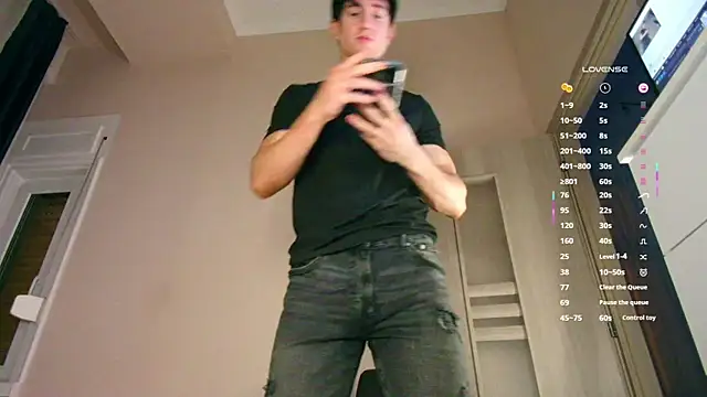 Snapshot of ChristianLevine_ chatting on 12-17-25, 03:40 ChristianLevine online show from 12-17-25, 03:40