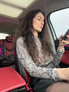 Snapshot of _AHHA_ chatting on 10-27-25, 09:24 AHHA online show from 10-27-25, 09:24