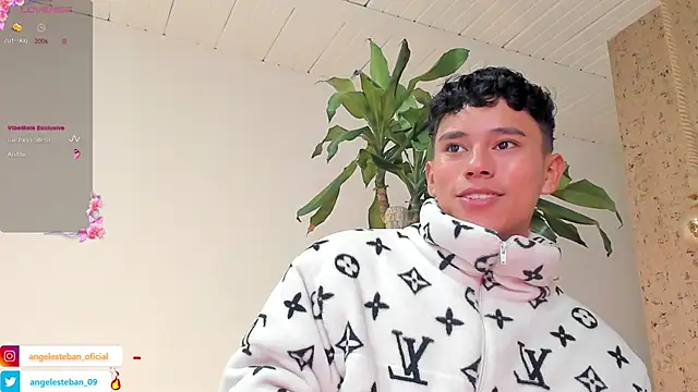 Snapshot of Angel_esteban_fx chatting on 03-13-25, 06:48 Angel esteban fx online show from 03-13-25, 06:48